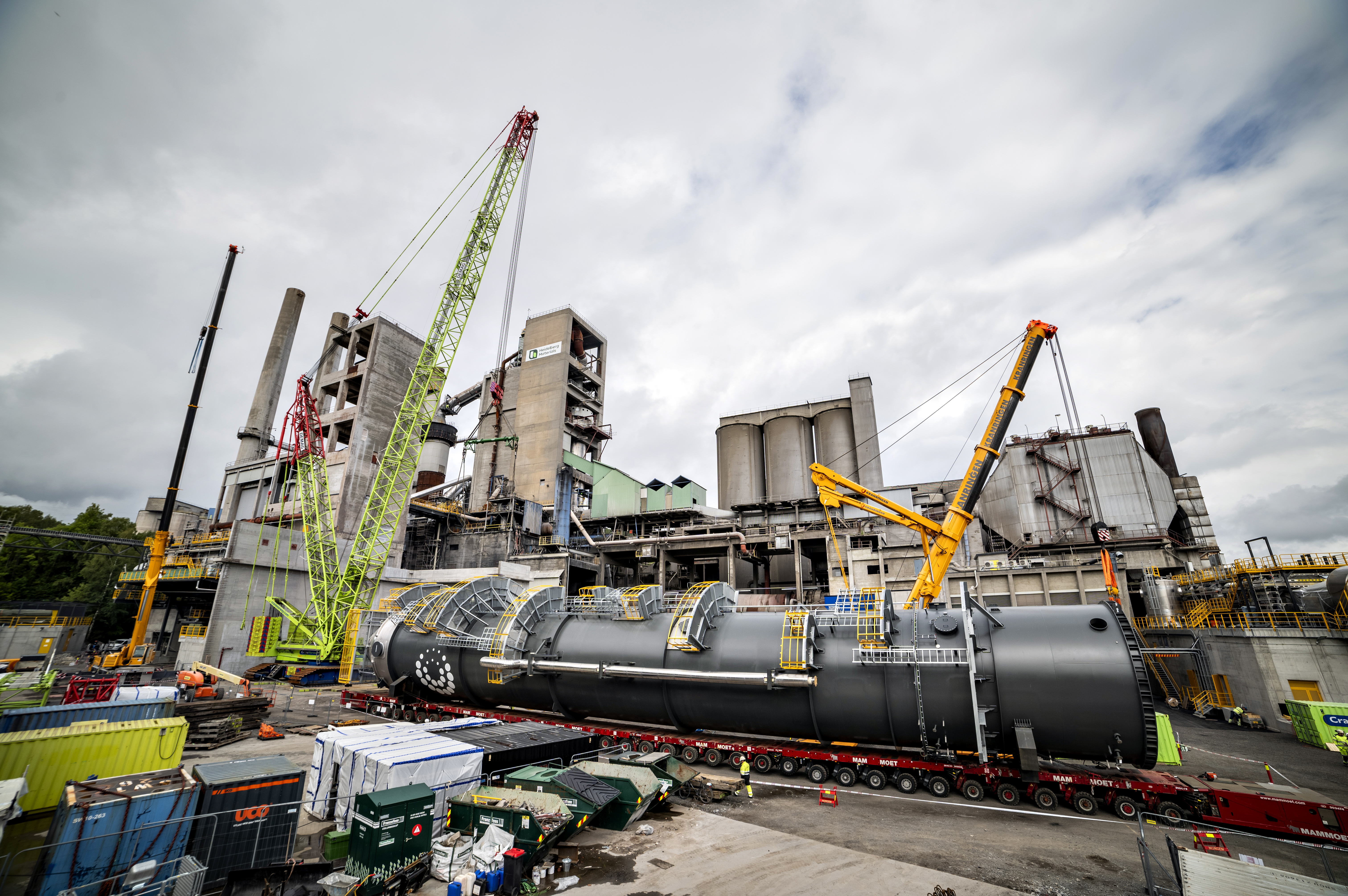 Absorber in Brevik beeing lifted into place